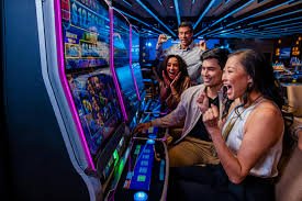 Pengguna menikmati live casino melalui perangkat smartphone dengan UI responsif